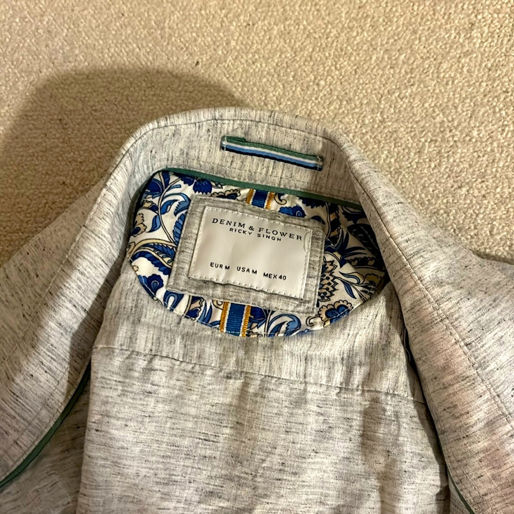 Men’s gray shirt